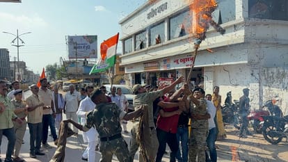 Congressmen burn effigies of BJP leaders over statements made against opposition leader Rahul Gandhi