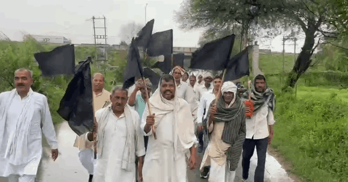 farmers protested against BJP candidate by showing black flags In Mohana