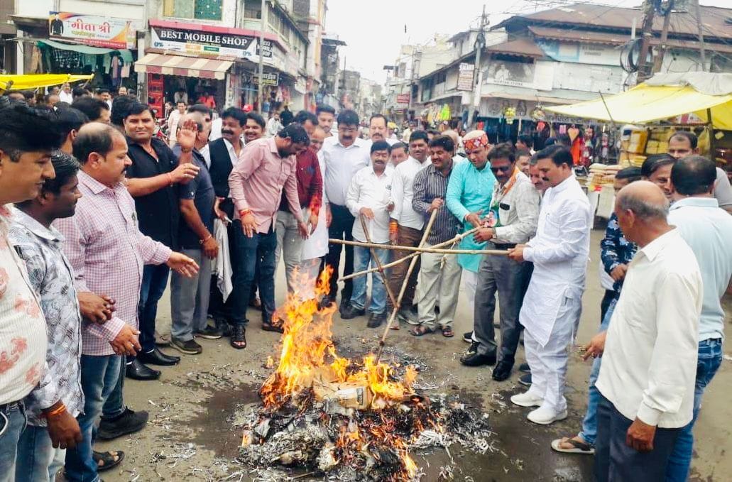 NSUI and Youth Congress burnt effigies of leaders who made objectionable statements against Rahul Gandhi and p