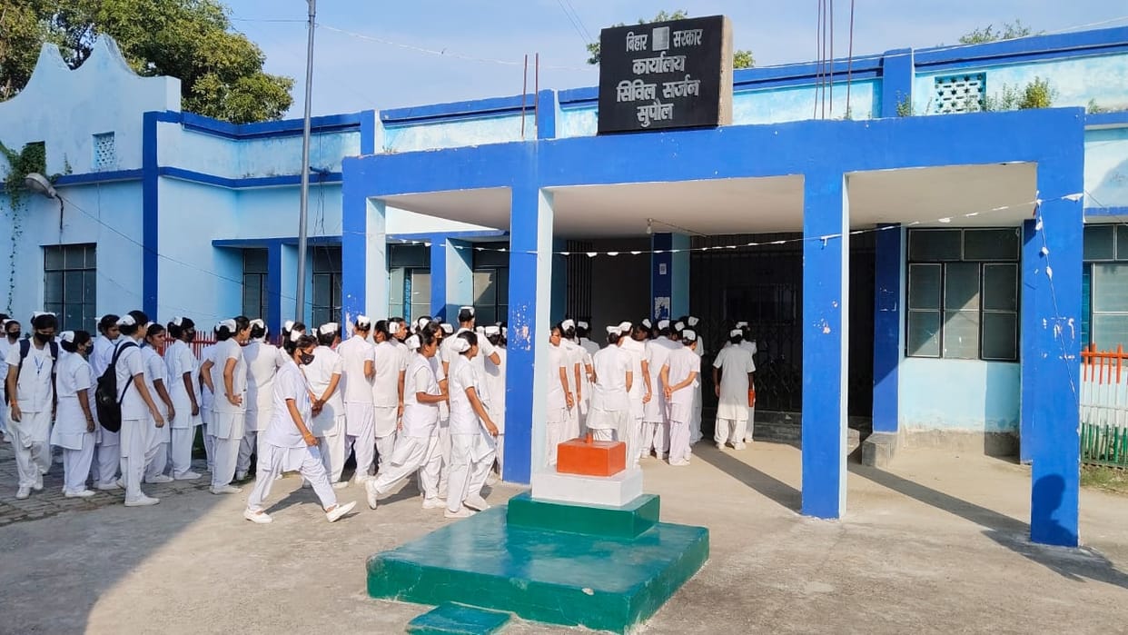 Bihar: Supaul, GNM students surrounded the CS office, said- they are facing problems in eating and drinking.
