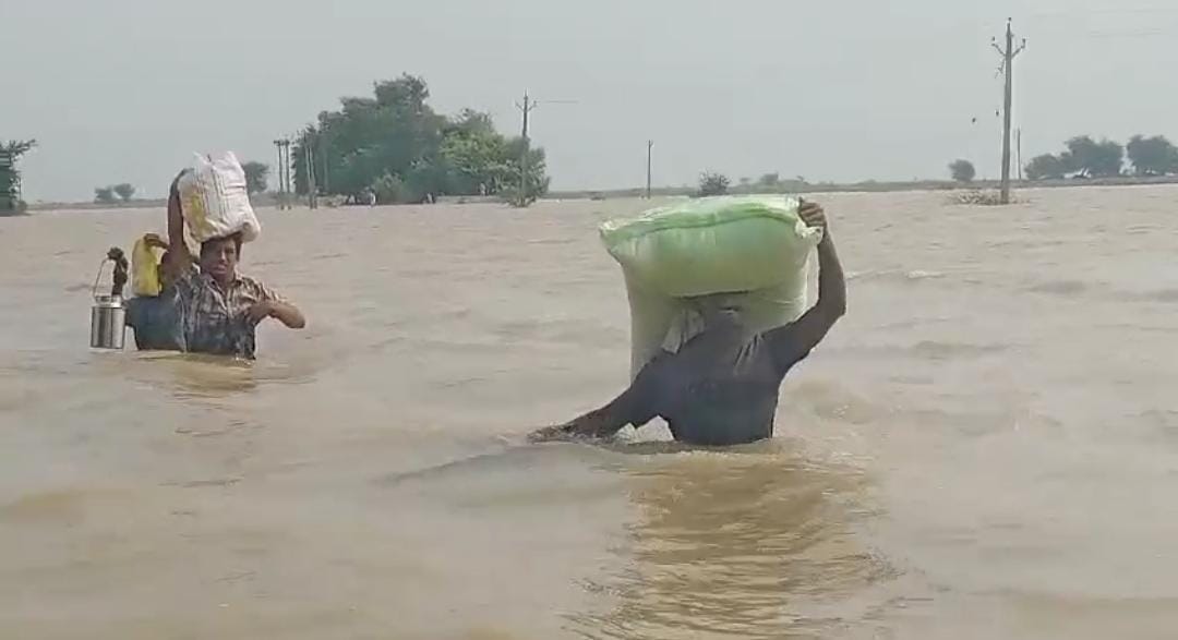 राघोपुर में बाढ़ का पानी फैल चुका है।
