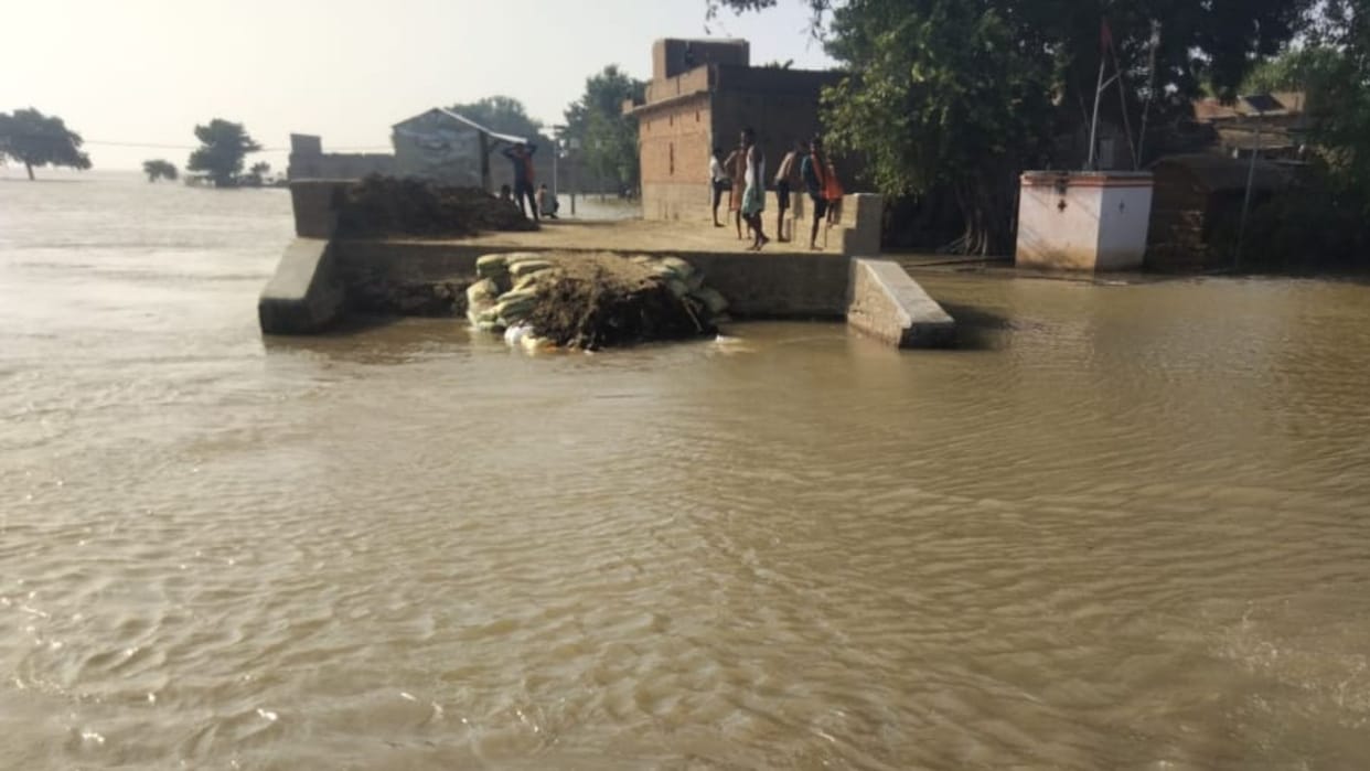 Flood In Ballia approach to bridge broken by flow of Ganga
