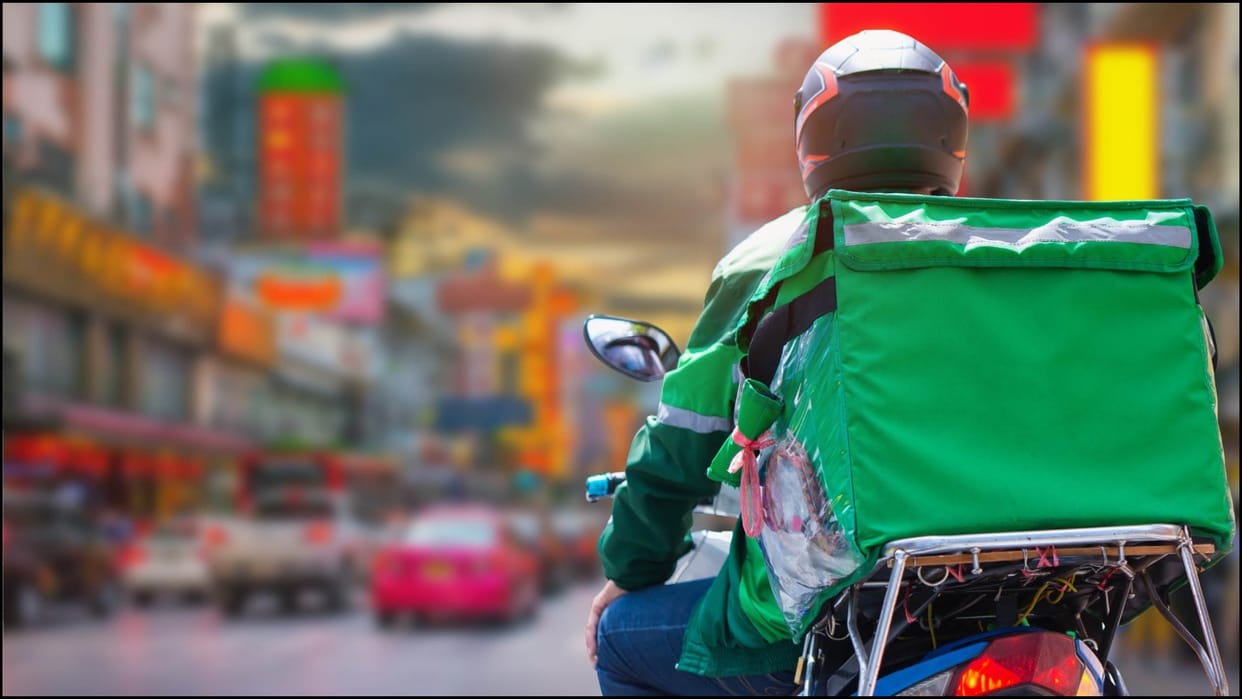China Delivery Agent Dies While Resting On Bike After Working news in hindi