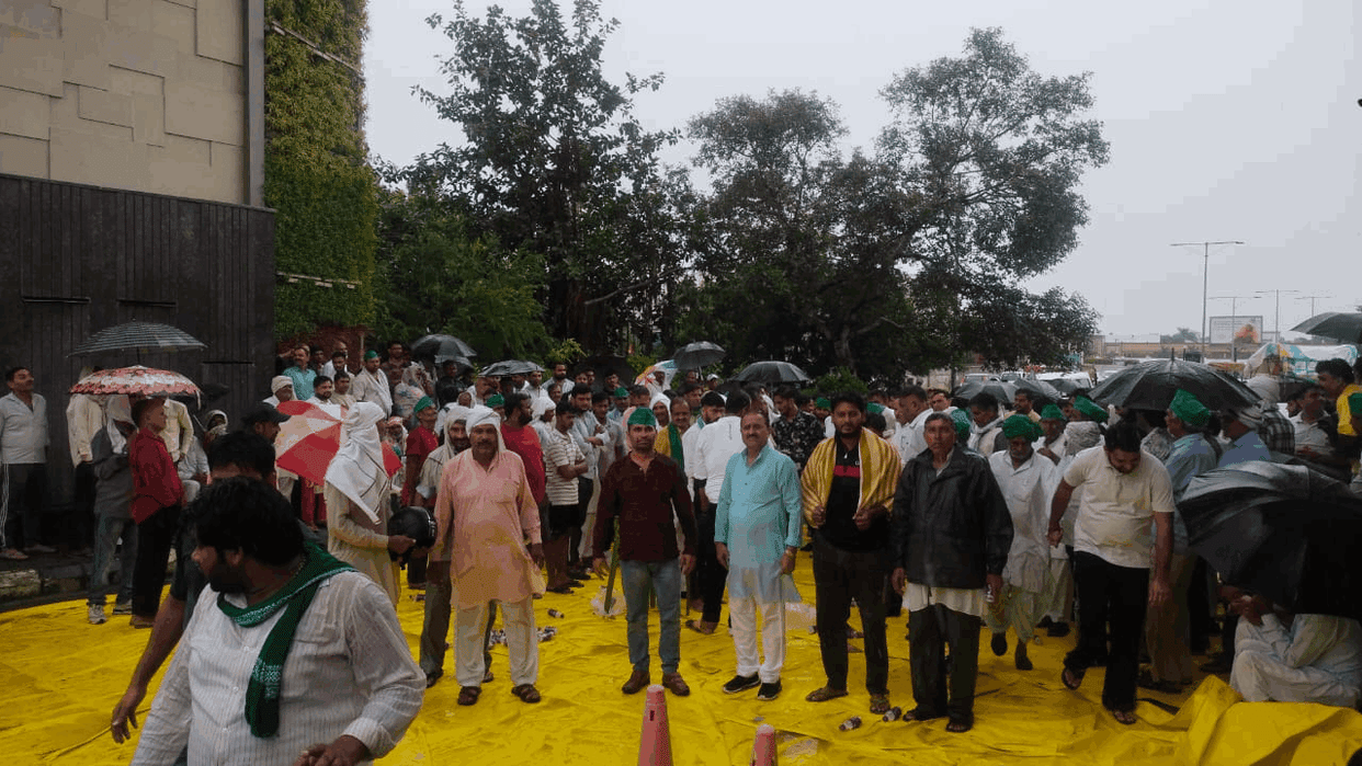 Farmers demonstrated in Wave City during the visit of Chief Minister Yogi in Ghaziabad