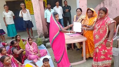 Bihar: गोपालगंज में फर्जी प्रमाण पत्र पर चयनित आंगनवाड़ी सेविका का चयन रद्द, कल्पना कुमारी आम सभा में चुनी गईं Gopalganj: Selection of Anganwadi worker selected on fake certificate cancelled, Kalpana Kumari elected