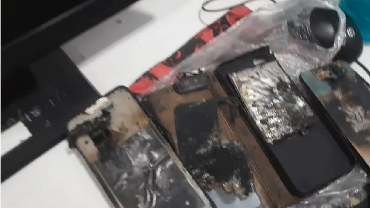 Mobile in pocket explodes, competitive student injured, phone breaks into three pieces
