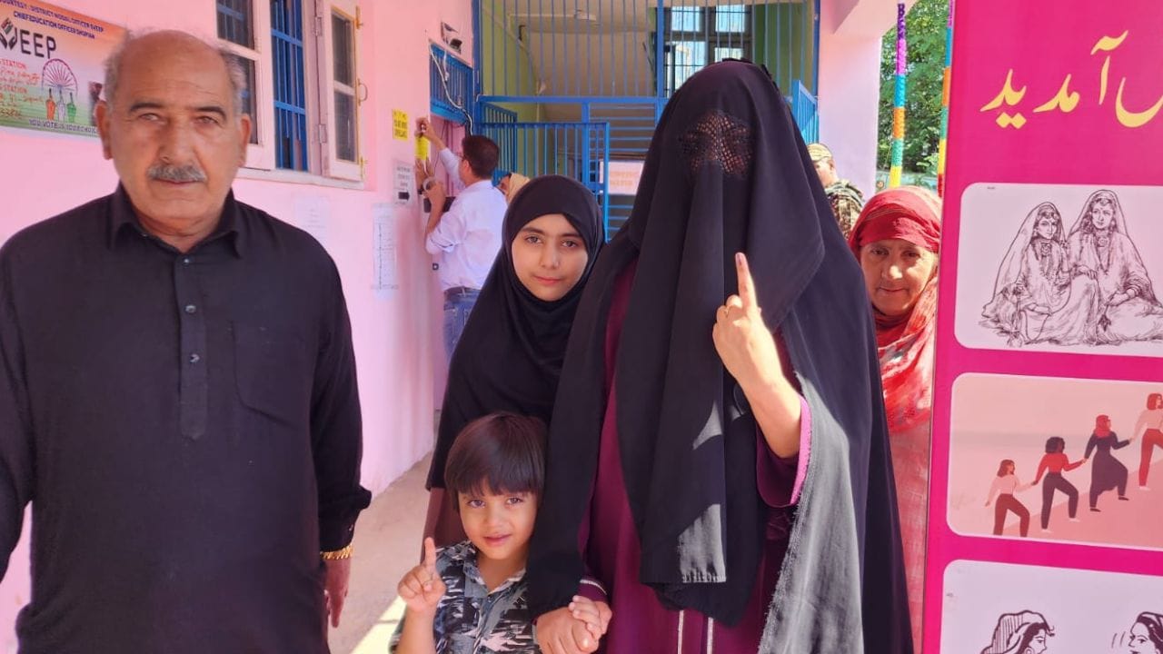 JK Polls: How is voting happening in areas like Pulwama-Shopian, which are strongholds of terrorists? See the