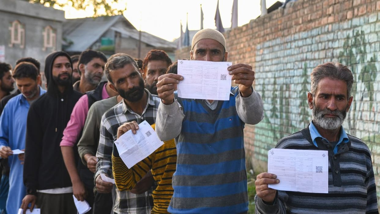 JK Election Voting Photos: Election enthusiasm seen among the youth, the courage of the elderly is also no les