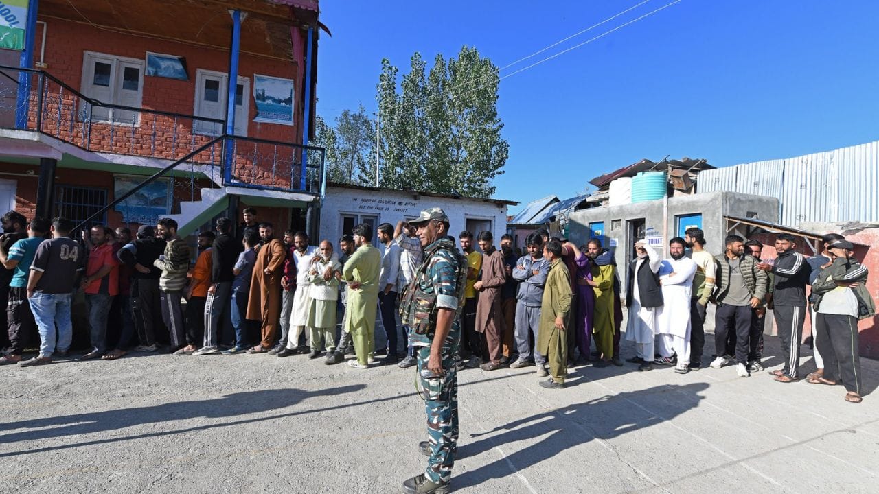 JK Election Voting Photos: Election enthusiasm seen among the youth, the courage of the elderly is also no les