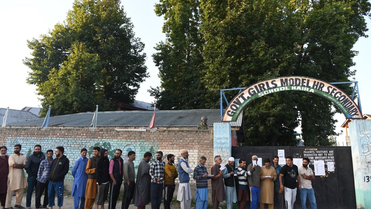 JK Election Voting Photos: Election enthusiasm seen among the youth, the courage of the elderly is also no les