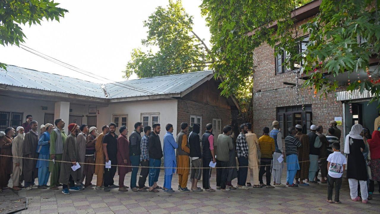 JK Election Voting Photos: Election enthusiasm seen among the youth, the courage of the elderly is also no les
