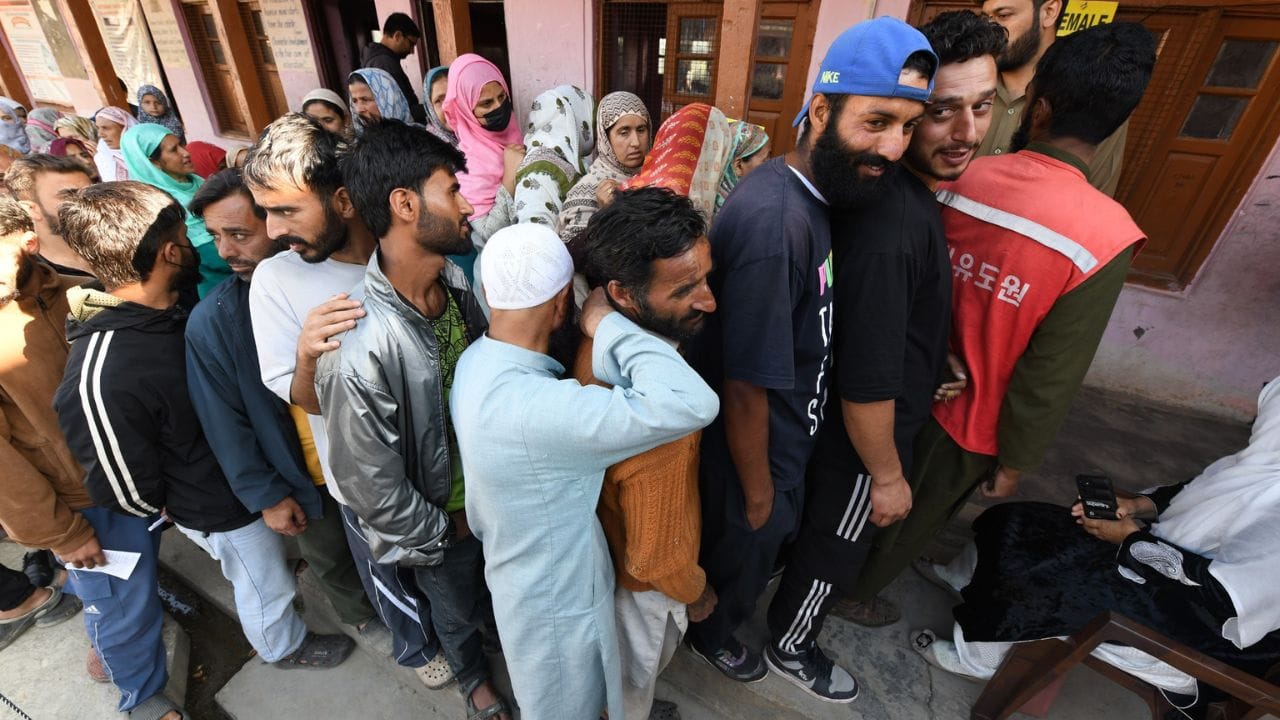 JK Election Voting Photos: Election enthusiasm seen among the youth, the courage of the elderly is also no les