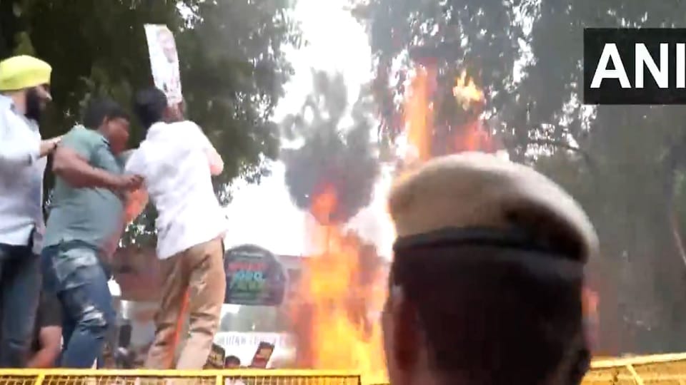 Congress protests against Union Minister Ravneet Singh and BJP in Delhi