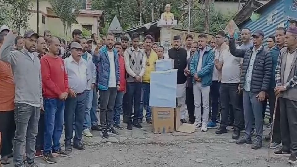 Congress protest against making false statements against MP Rahul Gandhi in munsiyari