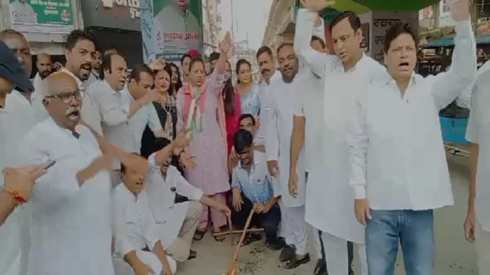 Congressmen burnt the effigy of the central government in kashipur
