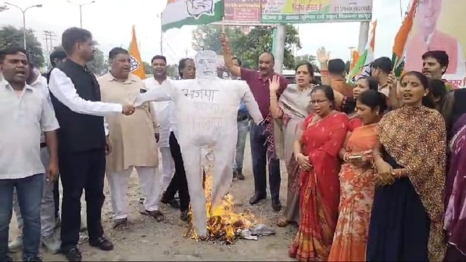 Congressmen burnt the effigy of the central government in rudrapur