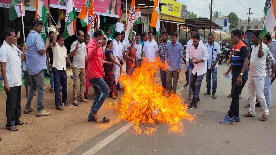 कांग्रेसियों ने फूंका पुतला