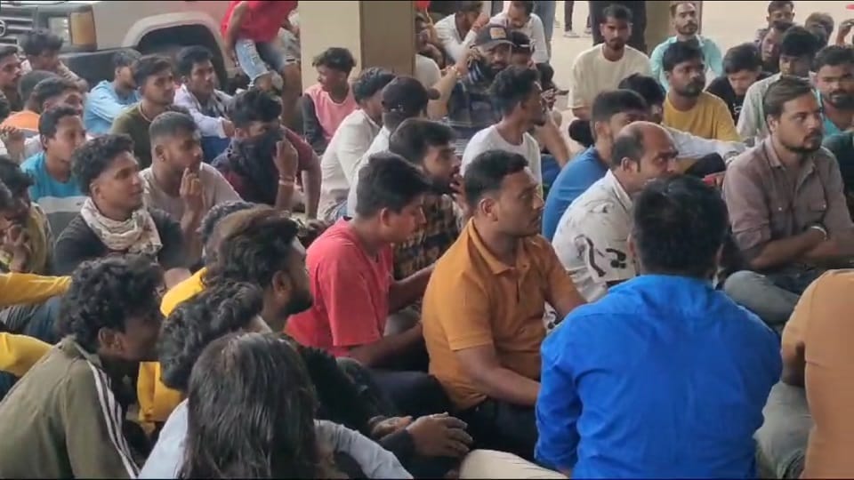 कलेक्टोरेट में बैठे समिति के लोग