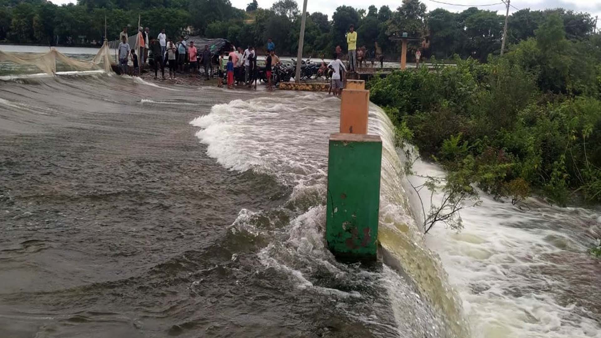 Mahoba: Dumper washed away in river due to eight hours of rain, causeways and drains overflowing