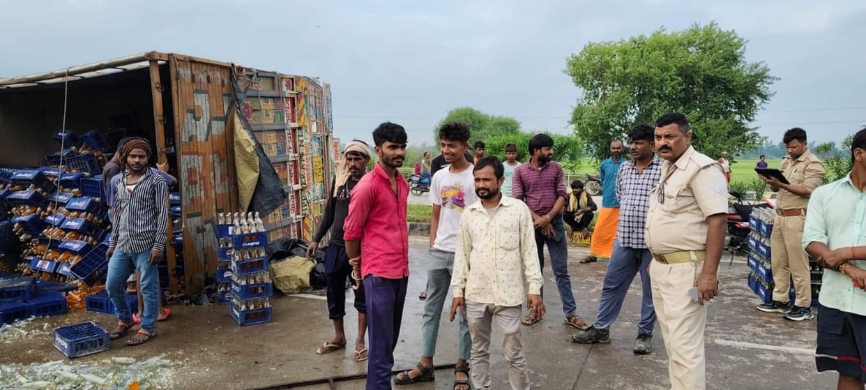 Fatehpur Accident, A truck loaded with cold drinks overturned, there was a stampede to loot