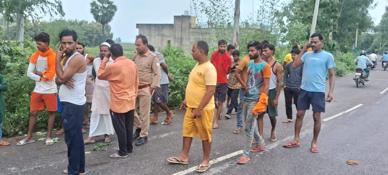 Hardoi Accident, An unknown vehicle hit a bike, aworker going to factory died, police started investigation
