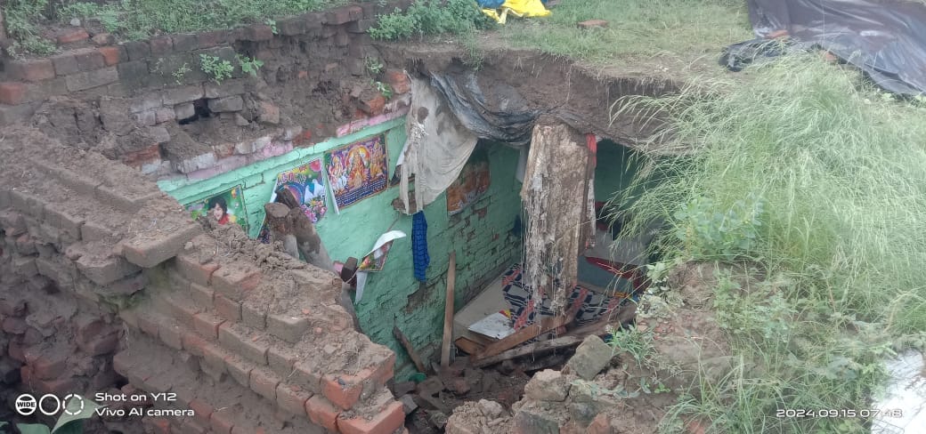 The roof of a kutcha house collapsed, family narrowly escaped, the couple was injured and children were safe