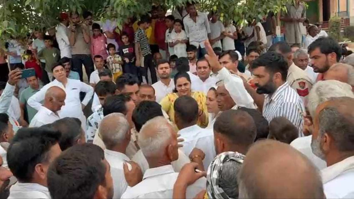 Haryana: Sunita Duggal surrounded on issues of farmers movement to Agniveer Yojana