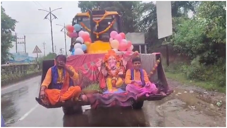 Unique picture of Ganesh immersion in Katni Devotees bid farewell to Ganpati by making him sit in bulldozer