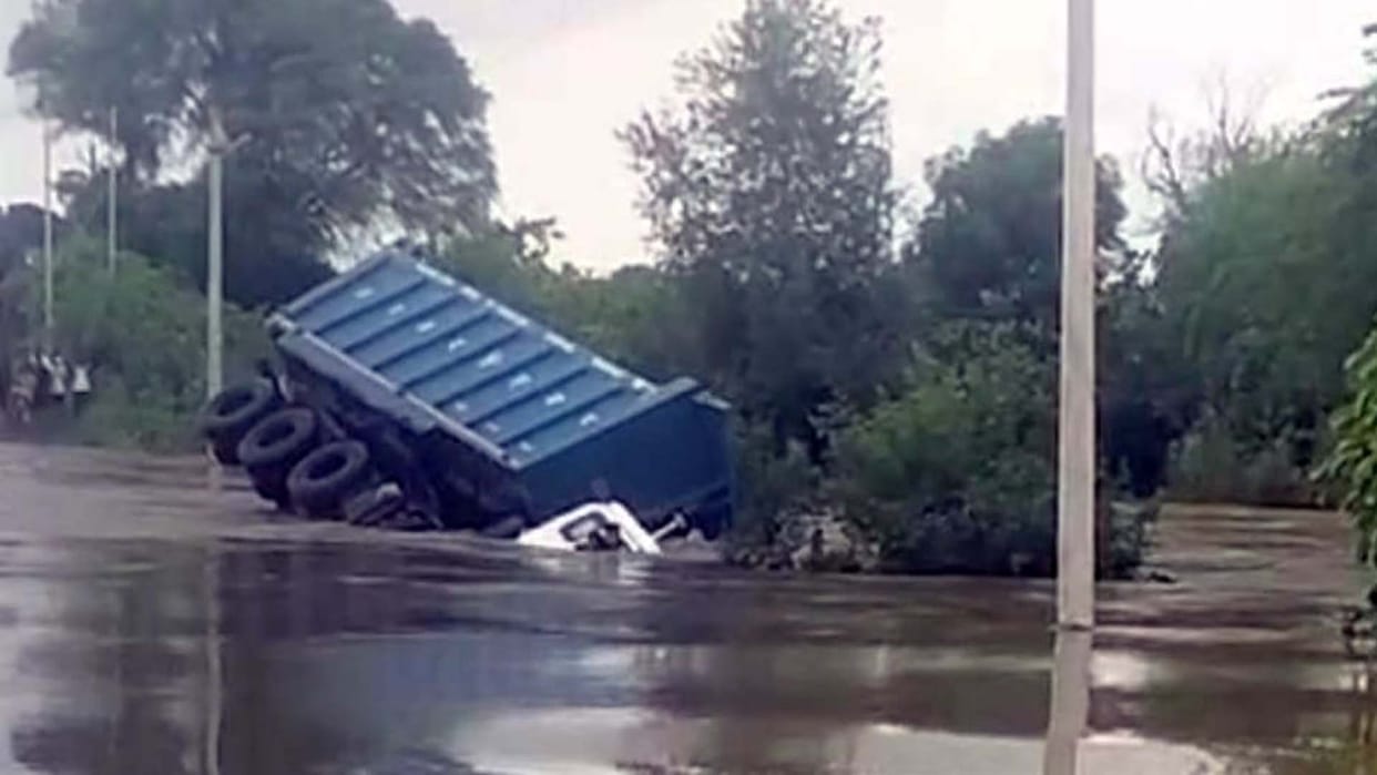 Mahoba: Dumper washed away in river due to eight hours of rain, causeways and drains overflowing