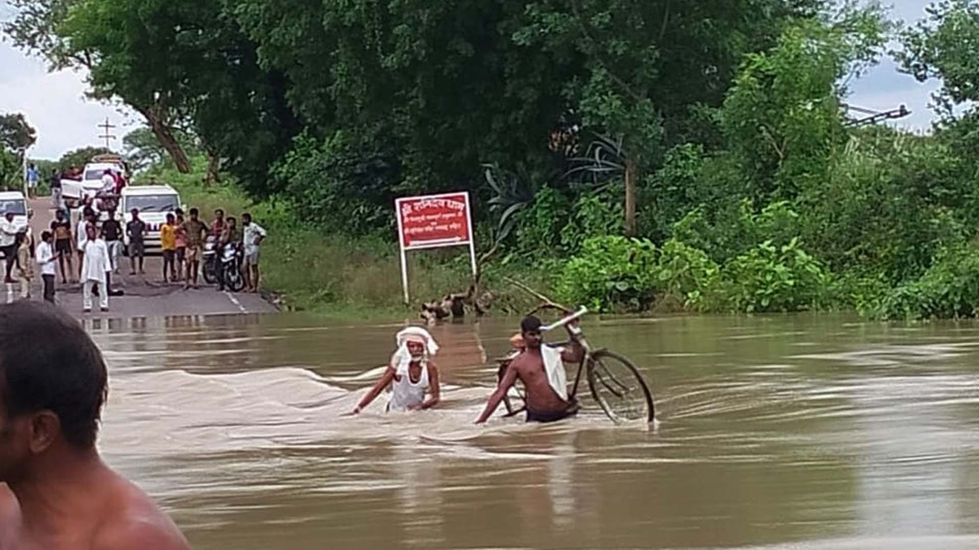 Mahoba: Dumper washed away in river due to eight hours of rain, causeways and drains overflowing