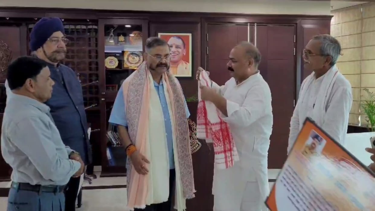 Vyapar Mandal honoured UP DGP for the expose of Sultanpur robbery case.