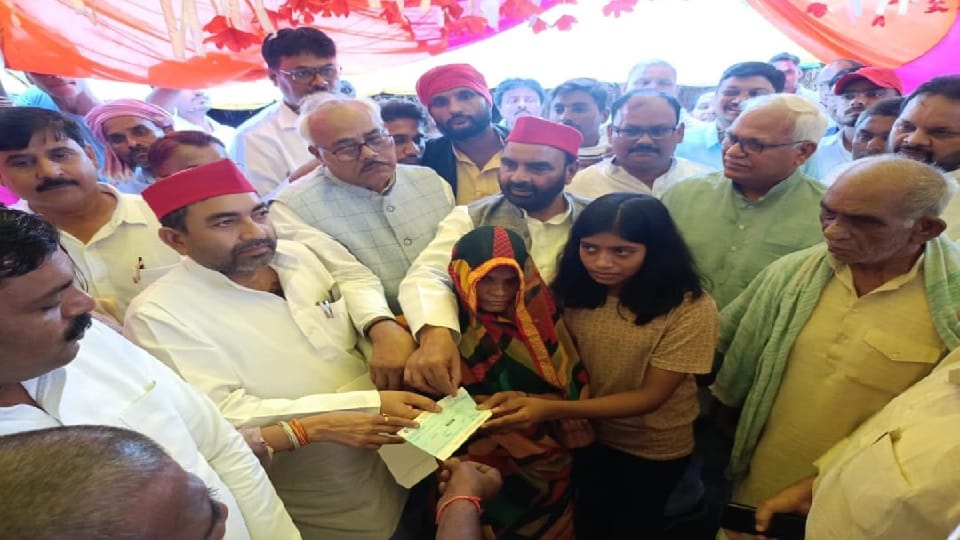 Leader of Opposition handed over a cheque of Rs 2 lakh to Mangesh's family