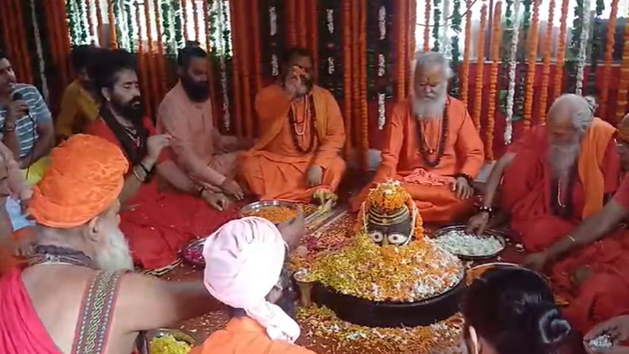 Sadhus and saints from all over the country gathered on the death anniversary of Mahant Narendra Giri