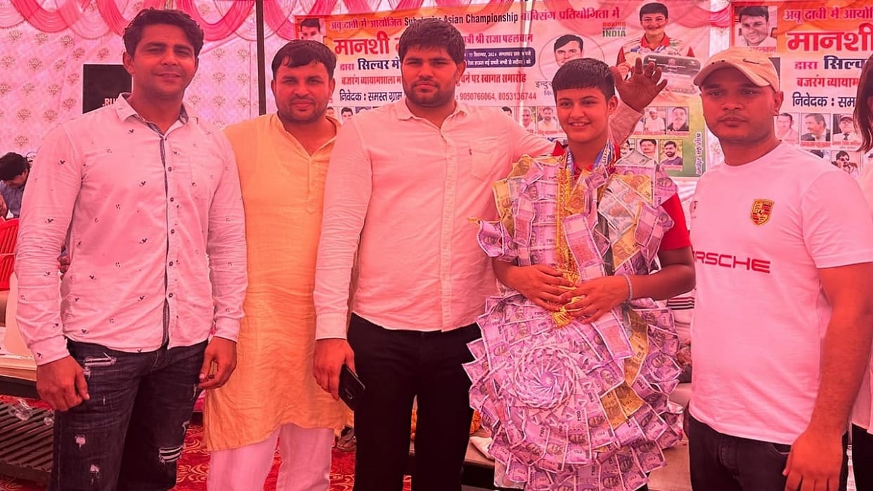 Mansi Malik received grand welcome after returning from Asian Junior Boxing Championship after winning silver
