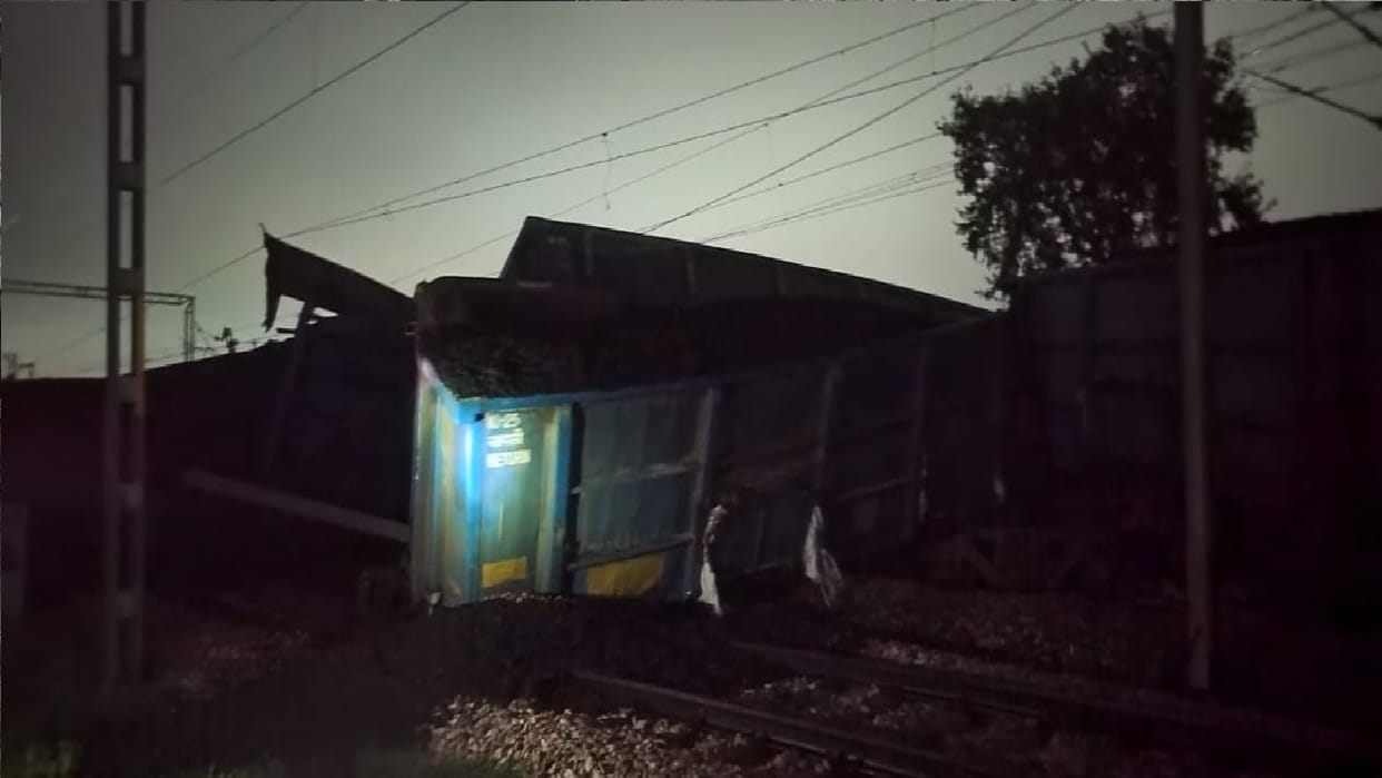 Goods train derails in Mathura 27 coaches derail