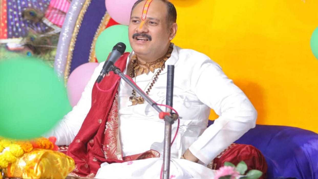 MP News Pandit Pradeep Mishra said in Sehore Both mother and God never discriminate between their children