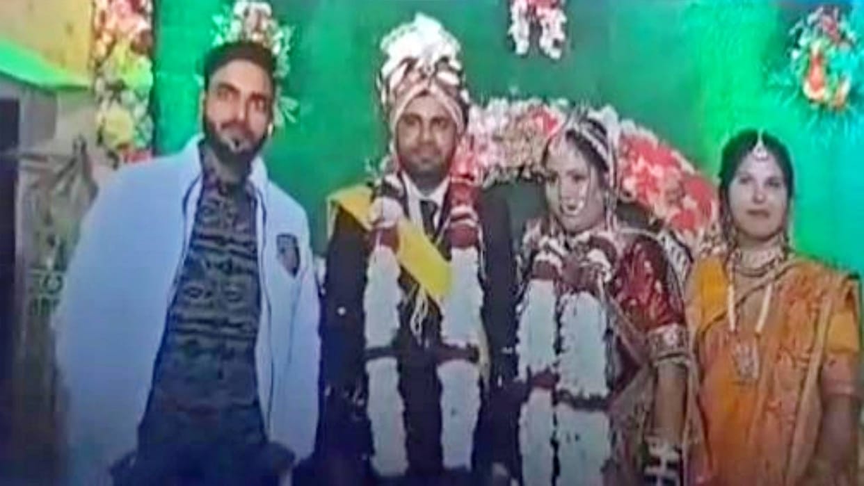 Gwalior After marriage bride ran away with her lover taking jewelry cash groom rounds of police station