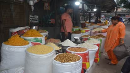 दुकान पर खरीदारी करती महिला (फाइल)