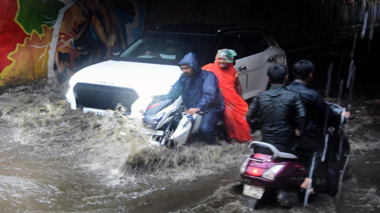 Due to collapse of drain wall in rain, erosion on Delhi-Howrah railway line, councilor sent letter to DRM