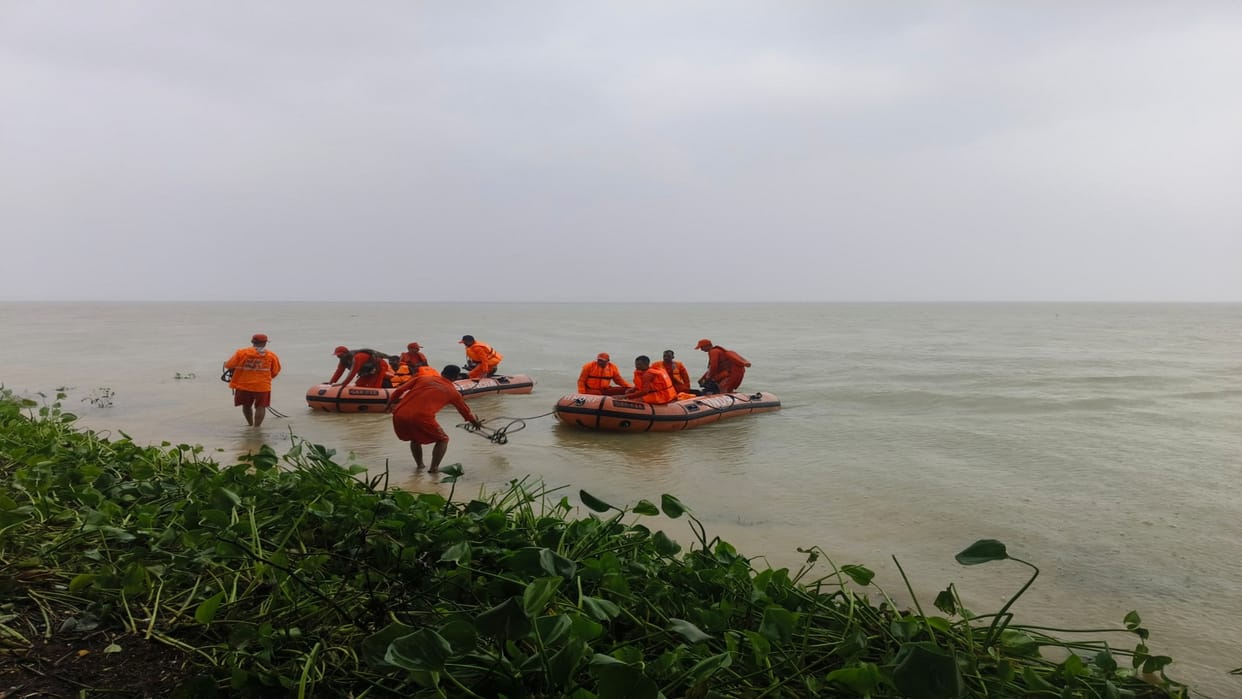 boat overturned in ganga of pha[hamau allahabad ndrf team resque them