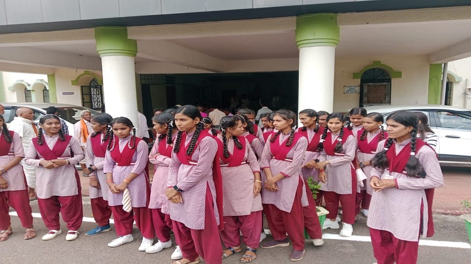 पढ़ाई छोड़कर कलेक्ट्रेट पहुंचे स्कूली बच्चे