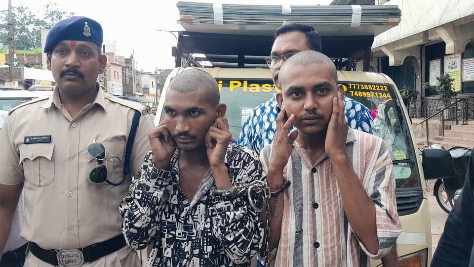 पुलिस ने दो बदमाशों का सिर मुंडवा कर निकाला जुलूस