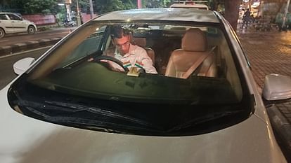 PHOTOS: ग्राहक बनकर शराब के ठेके पर पहुंचे DM, सेल्समैन ने 20 रुपये ज्यादा लेकर दी बोतल और फिर... Dehradun DM Savin Bansal Raid on liquor shop as a customer shopkeeper gave bottle at over rating