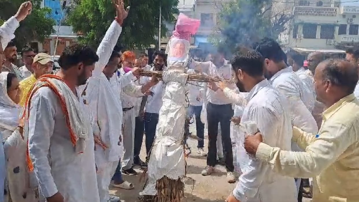 Dalit organizations staged protest in Uklana of Hisar, burnt Hooda effigy in protest against