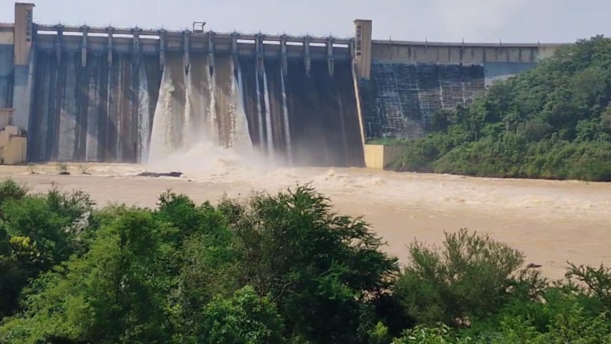Rihand Dam Three gates  opened as water level crossed highest level in Sonbhadra