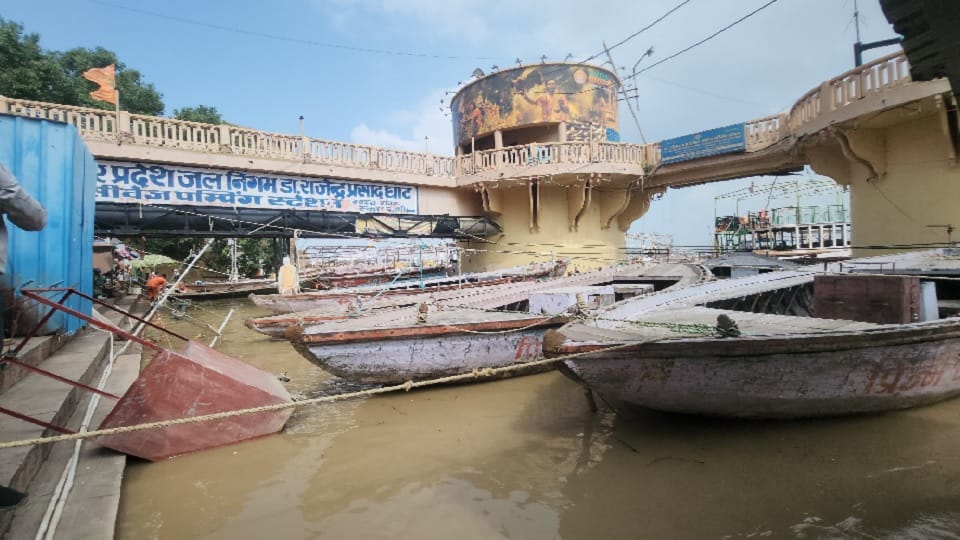 Problems due to rising water level of Ganga, cremation taking place on rooftops
