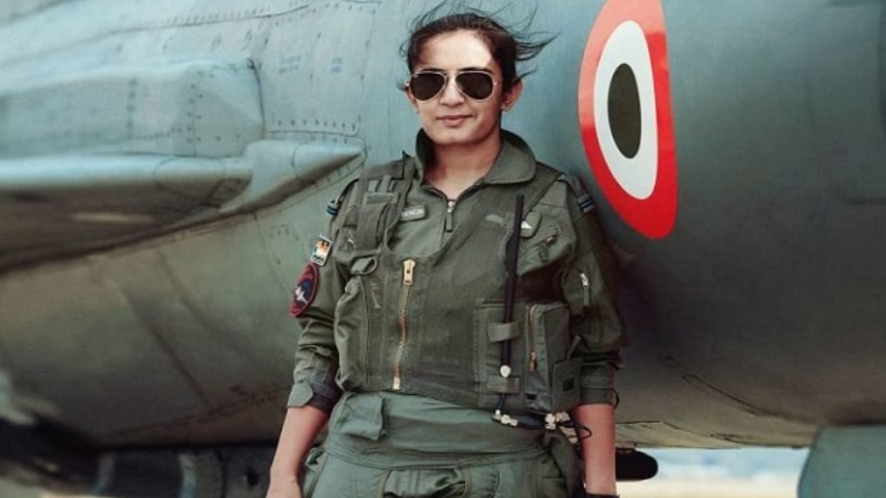 Meet First Female Fighter Pilot To Fly Tejas Squadron Leader Mohana Singh Biography In Hindi