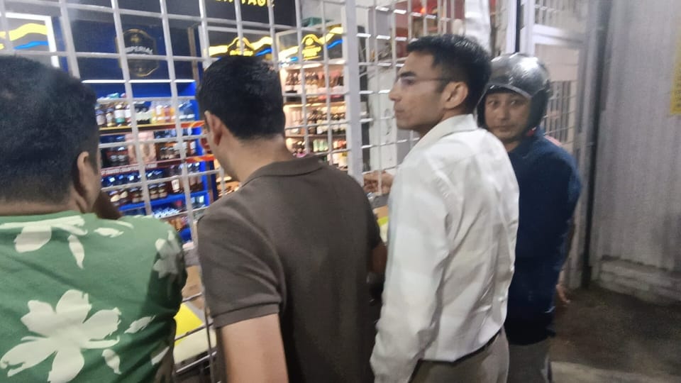 Dehradun DM Savin Bansal Raid on liquor shop as a customer shopkeeper gave bottle at over rating