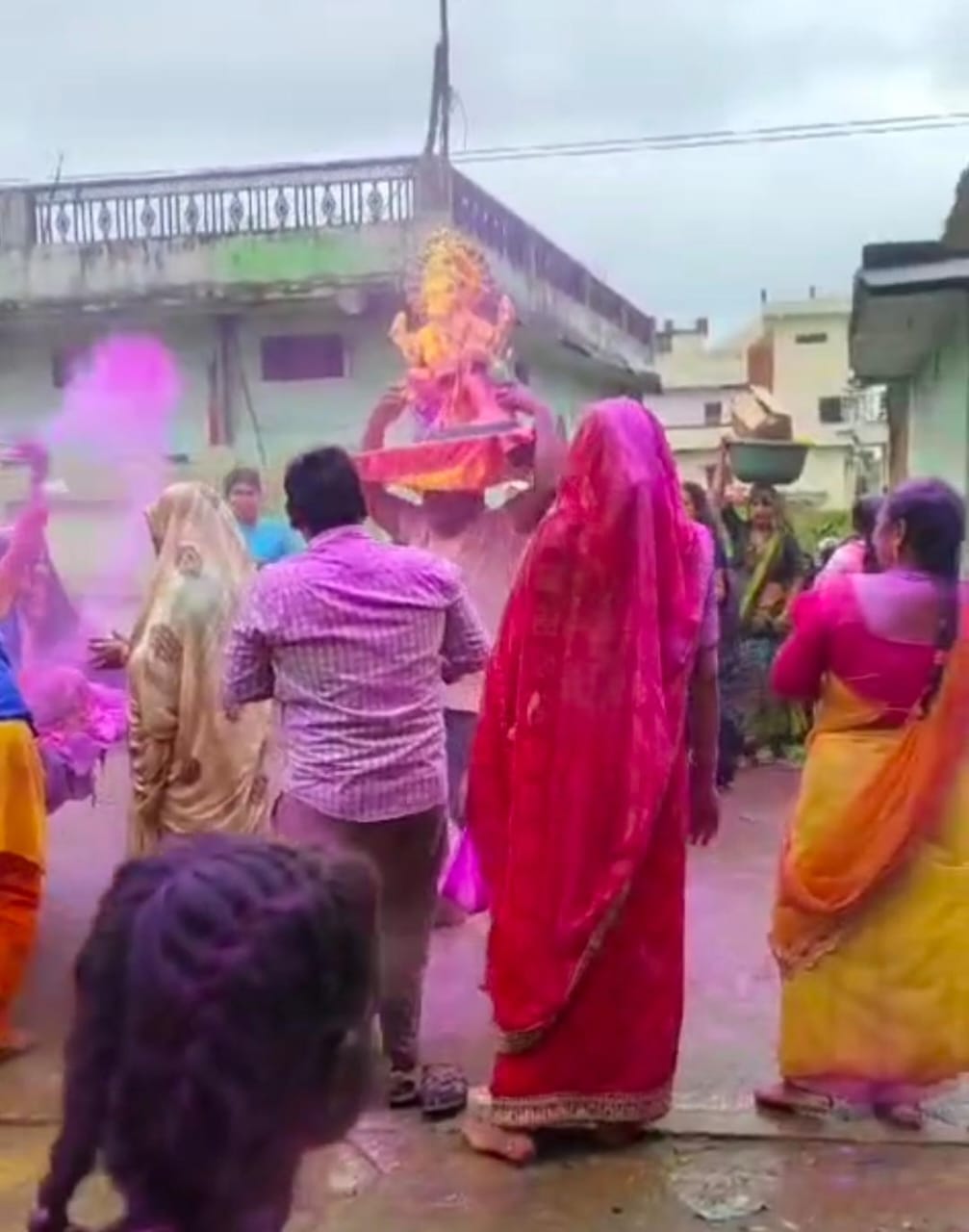 Unique picture of Ganesh immersion in Katni Devotees bid farewell to Ganpati by making him sit in bulldozer