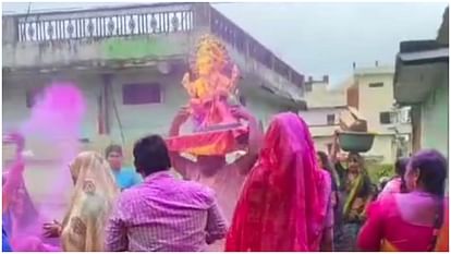 MP News: गणेश विसर्जन की अनोखी तस्वीर! गणपति को बुलडोजर में बैठाकर श्रद्धालुओं ने किया विदा, देखें तस्वीरें Unique picture of Ganesh immersion in Katni Devotees bid farewell to Ganpati by making him sit in bulldozer